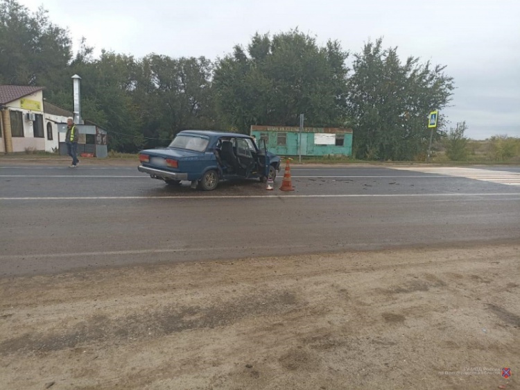 На быковской трассе пожилой водитель на «ВАЗе» протаранил «семерку»