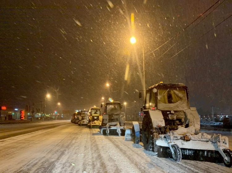 На дорогах Волжского борются со снегом