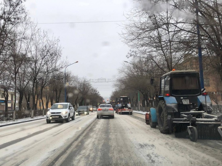 На дороги Волжского вышла спецтехника для уборки первого снега 44.192.38.49 