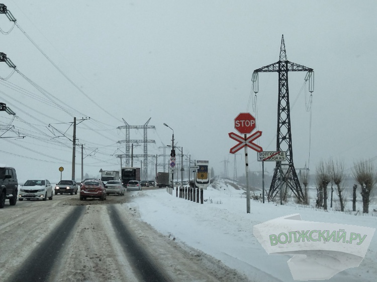 На границе между Волжским и Волгоградом автомобилистов заставили остановиться