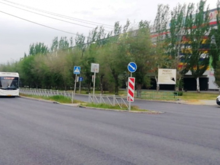 На отремонтированных дорогах Волжского устанавливают дорожные знаки