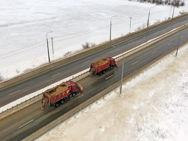 На трассах региона из-за снегопада увеличили количество коммунальной техники
