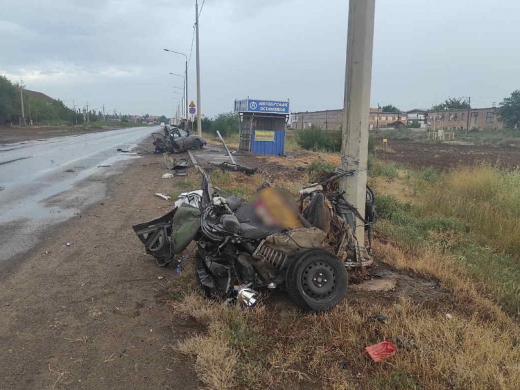 На трассе близ Волжского «Kia» влетела в столб: погиб пассажир