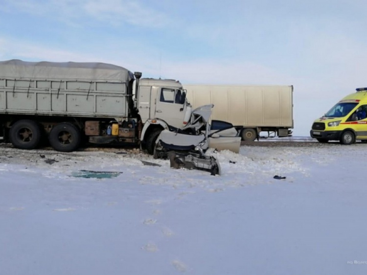 На трассе под Волгоградом грузовик раздавил легковушку: водитель погиб 3.238.125.76 