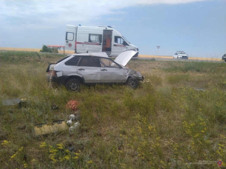 На трассе под Волгоградом водитель попал в аварию при совершении обгона