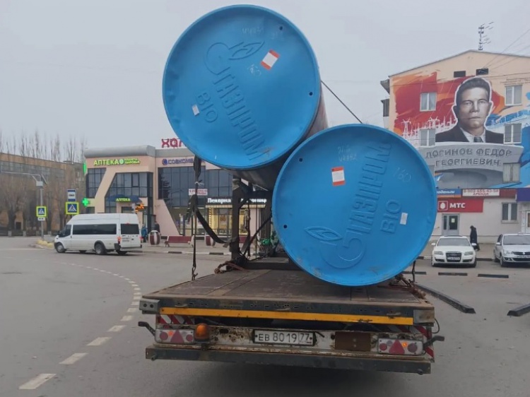 На улицах Волжского заметили тяжелый грузовик с огромными трубами