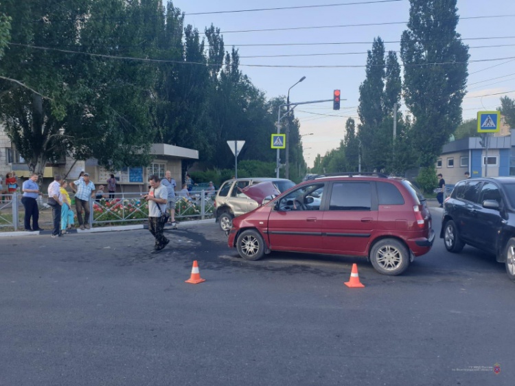 Не уступил дорогу: на перекрестке Волжского столкнулись иномарки