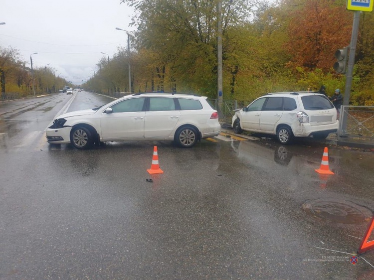 Не уступили дорогу: в Волжском в ДТП на перекрестках пострадали две девушки