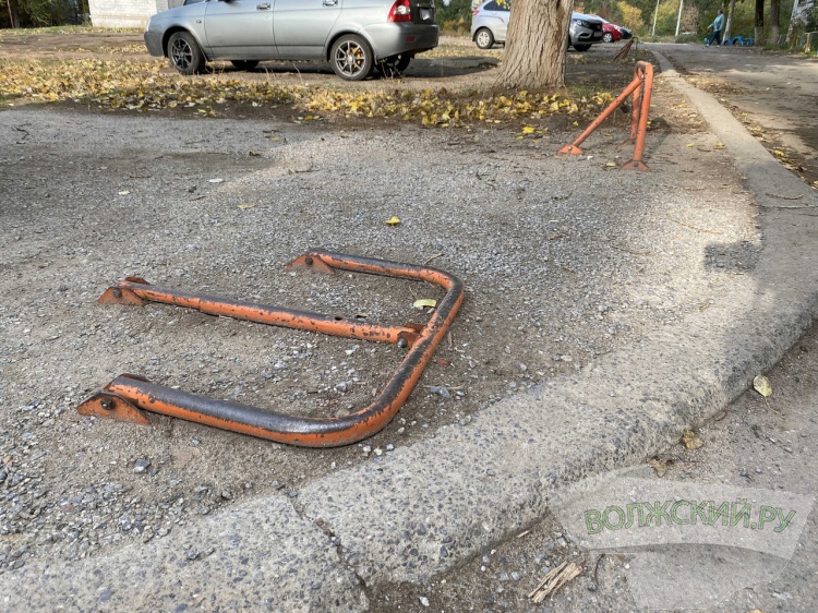 Ещё 10 дворов: в Волжском расчищают дворы от парковочных ограничителей