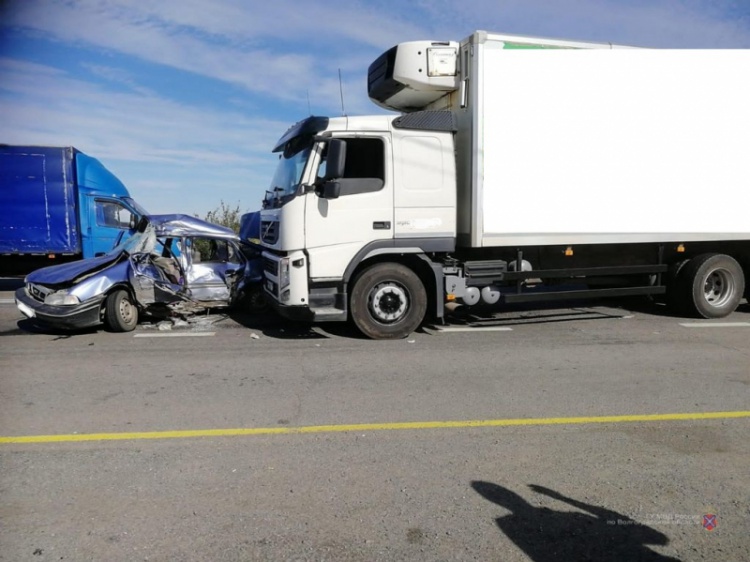 Под Волгоградом 84-летний водитель на «Nexia» разбился на трассе в ДТП с грузовиком