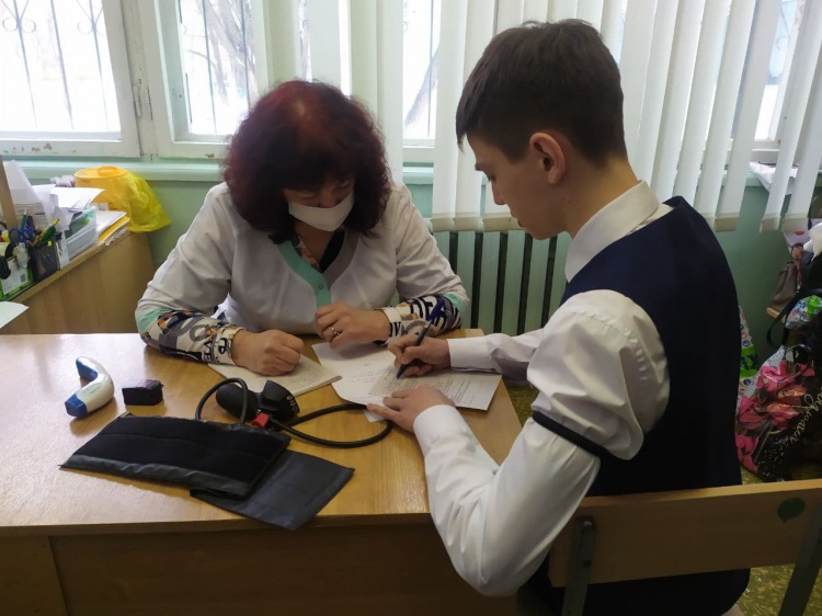 Подростков Волгоградской области прямо в школах прививают от COVID-19 35.172.111.71 