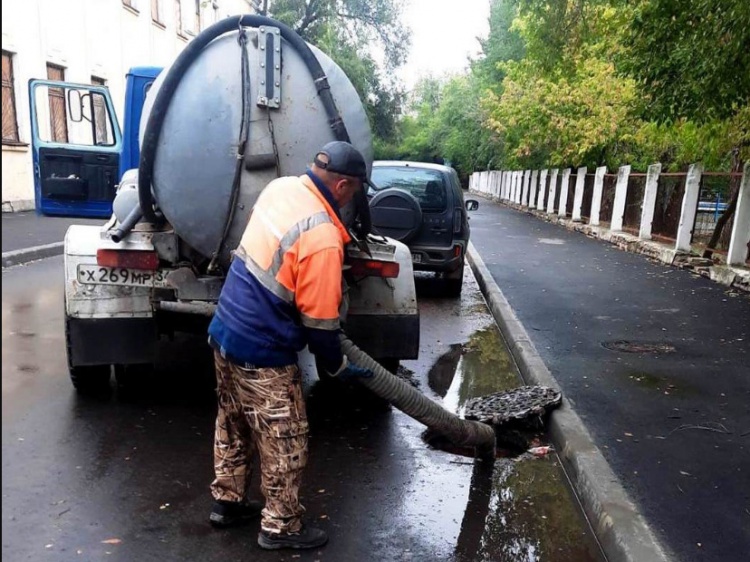 После дождей в Волжском почистили ливневки 18.208.132.74 