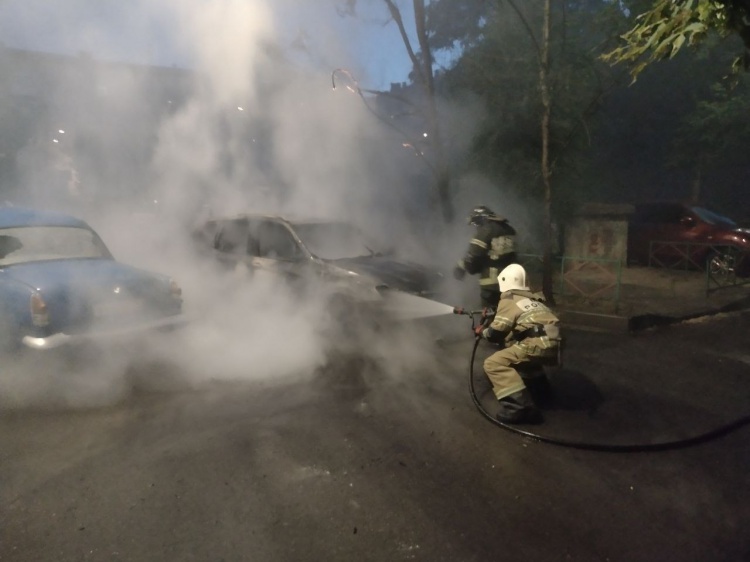 В Волжском среди бела дня сгорел 30-летний «Mercedes»