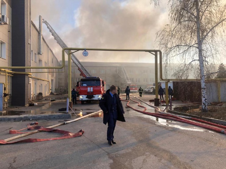 Прокуратура назвала предварительную причину пожара на складе в Волгограде