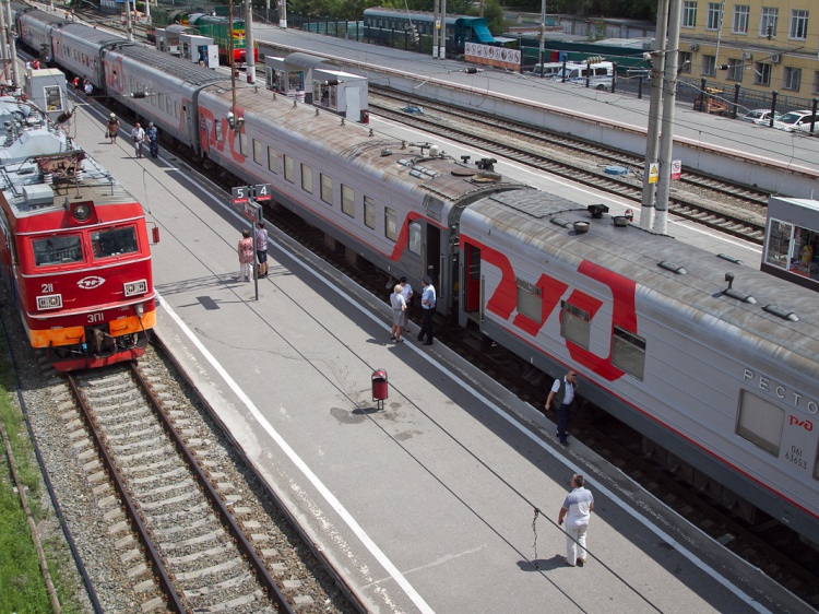 На путях под Волгоградом задержали три курортных поезда