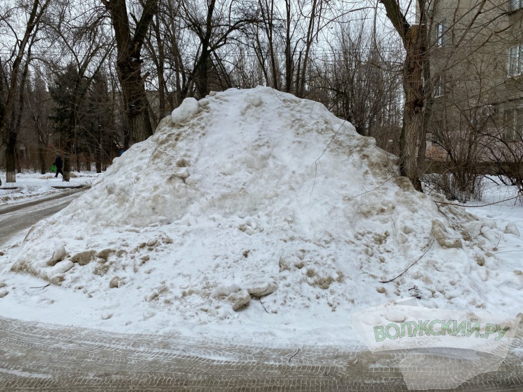 С улиц Волжского вывозят тысячи кубометров снега 18.206.14.36 