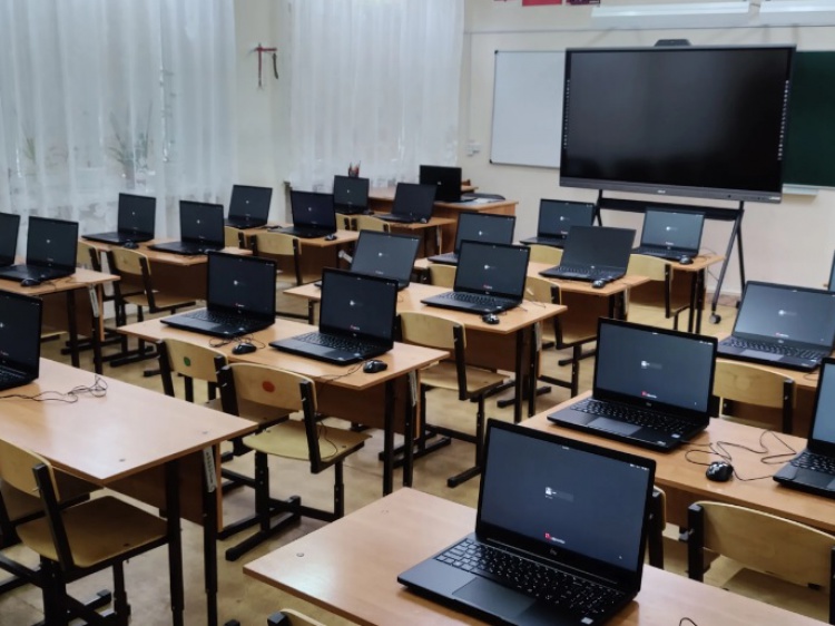 Школы Волжского оснащают ноутбуками