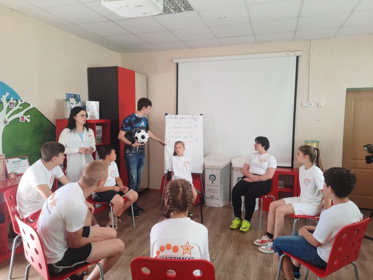 Соцработников из Волжского отметили за волонтёрский центр