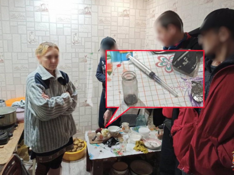 В одной из квартир Волжского обнаружили наркопритон со шприцами