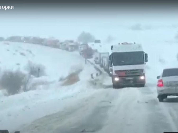 В регионе трассу саратовского направления занесло снегом: выстроились пробки