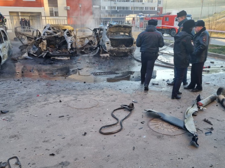 В Волгограде мощный взрыв уничтожил 4 машины: погиб ребенок