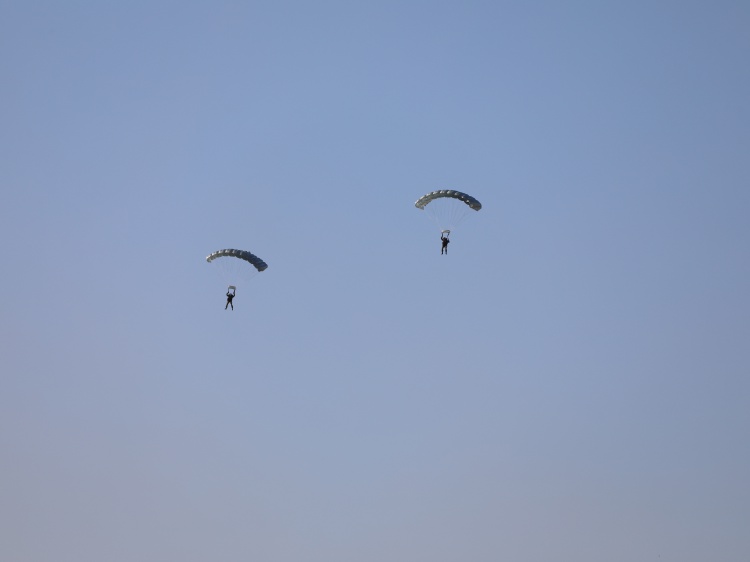 В Волгоградской области разведчиков учили прыгать с парашютом