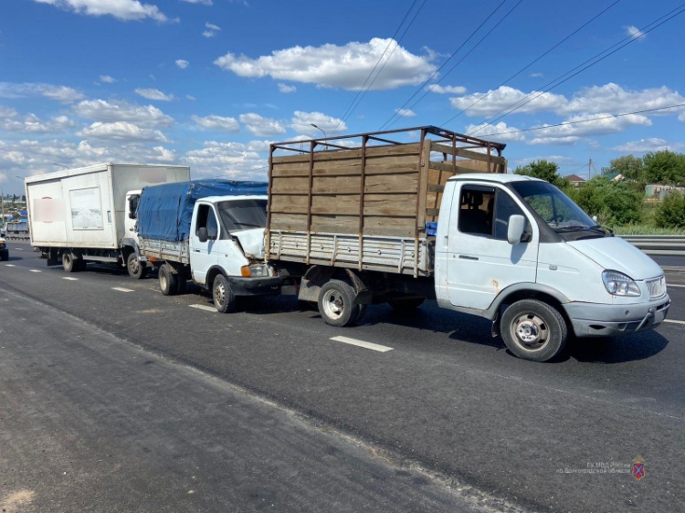 В Волгоградской области в ДТП с грузовиками пострадал пешеход