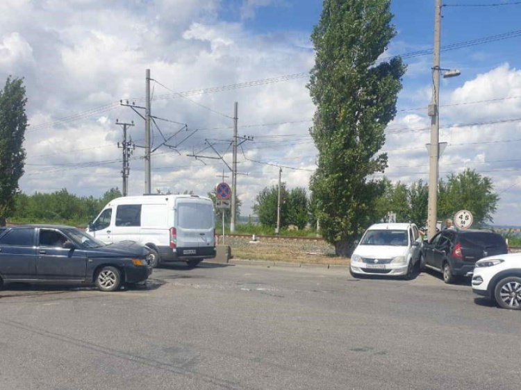 В Волжском 61-летний водитель не поделил дорогу с двумя машинами
