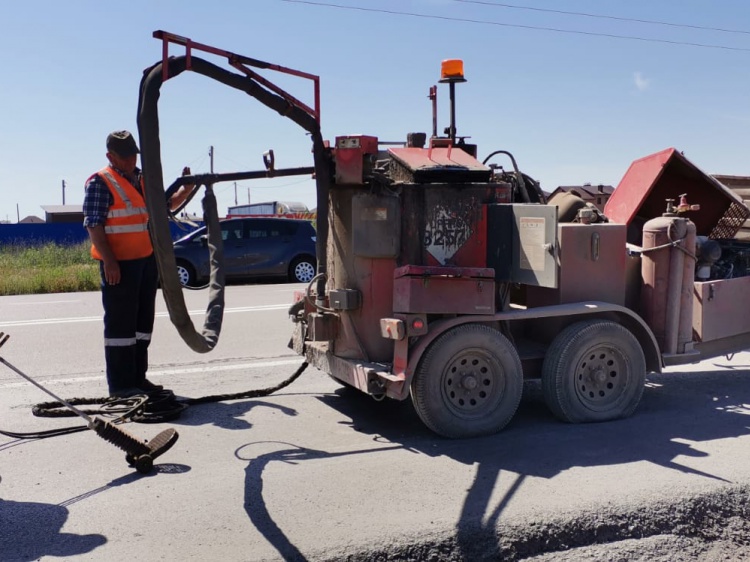 В Волжском апробировали новую технологию санации дорожных трещин