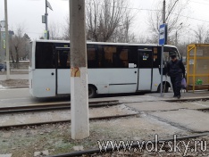В Волжском автобусы останавливаются прямо на пешеходном переходе