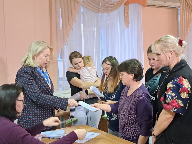 В Волжском беженцам вручили сертификаты на 5 тысяч рублей