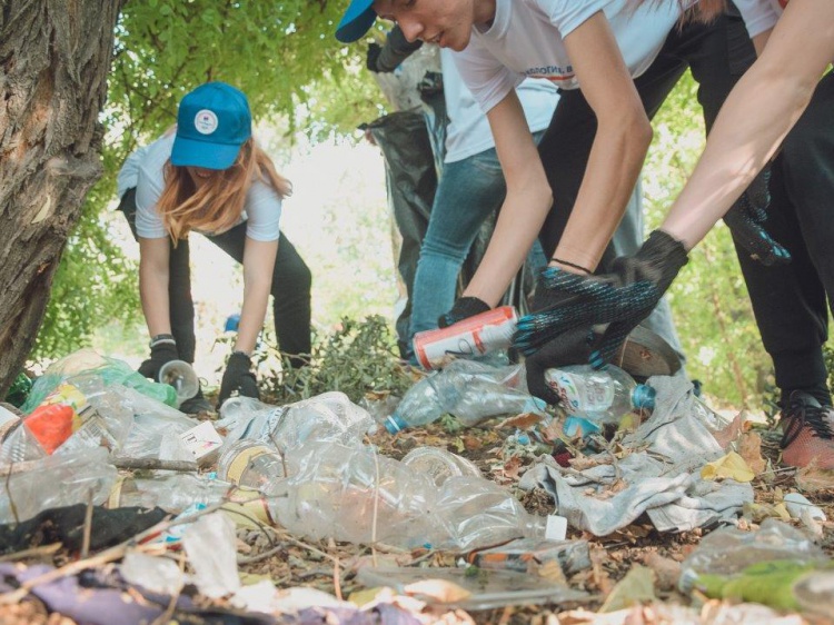 В Волжском добровольцы собрали вдоль Ахтубы 50 мешков мусора