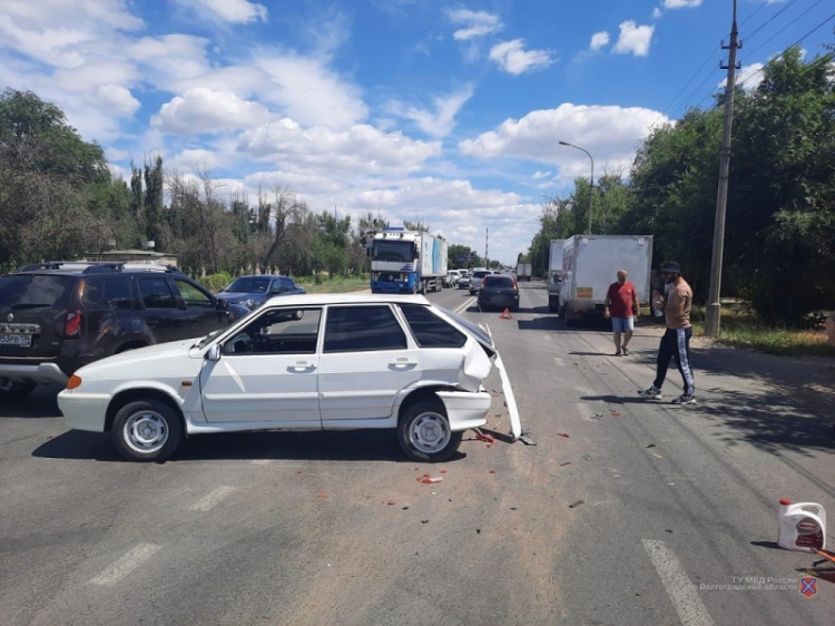 В Волжском иномарка столкнулась с легковушкой и грузовиком 3.239.4.127 