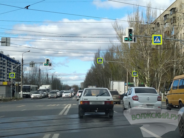 В Волжском на проспекте Ленина изменили режим работы светофора