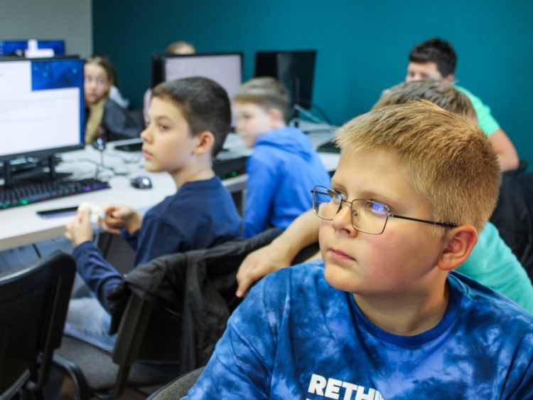 В Волжском пригласили детей в международную Компьютерную академию