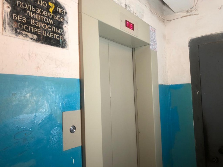 В Волжском принимают в эксплуатацию новые лифты в МКД