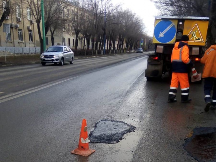 В Волжском проводят аварийный ремонт дорог 35.170.82.159 