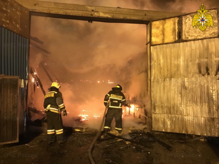 В Волжском пожар уничтожил склад площадью около 700 кв.м