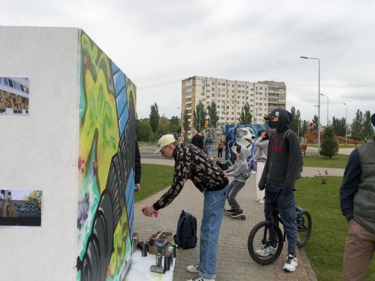 В Волжском уличные художники разрисовали кубы между школами № 35 и 37
