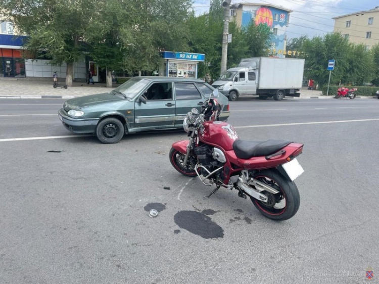 В Волжском «ВАЗ» столкнулся с мотоциклом 100.25.42.211 