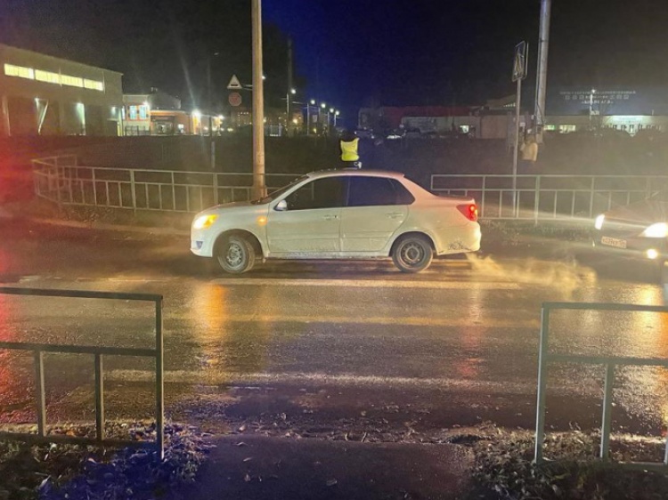 В Волжском водитель не увидел пешехода на мокрой дороге
