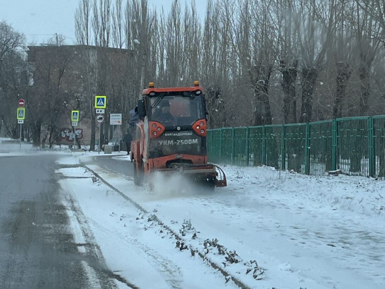 В Волжском за ночь от снега и наледи обработали 200 км дорог 3.238.125.76 
