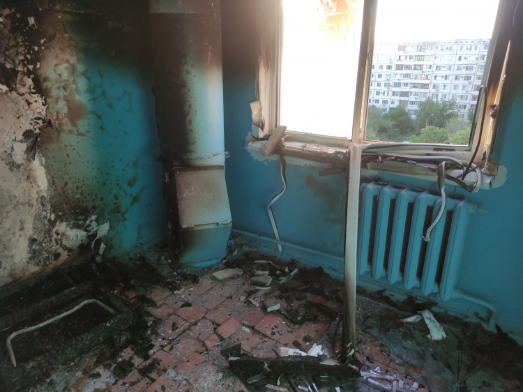 В жилой пятиэтажке Волжского загорелся захламленный подъезд