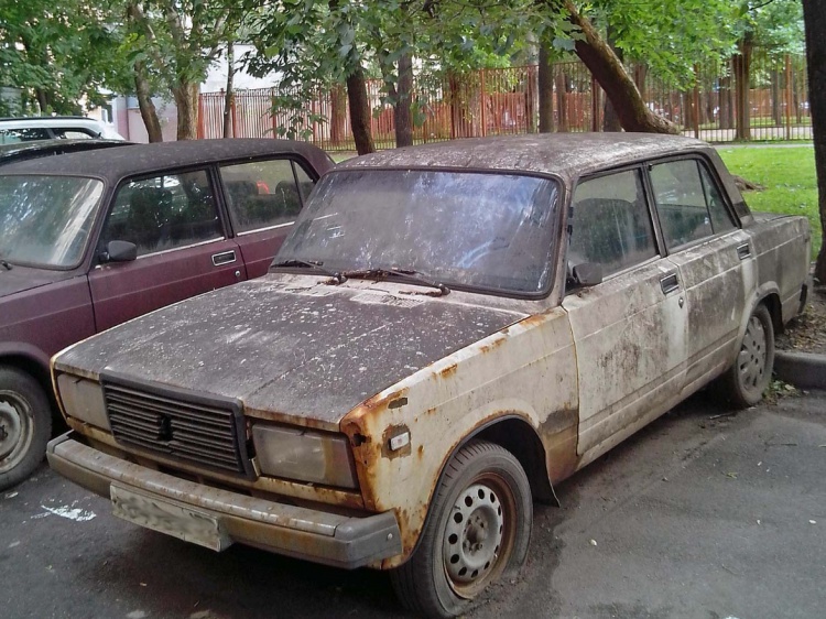 Во дворах Волжского нашли около 120 брошенных машин
