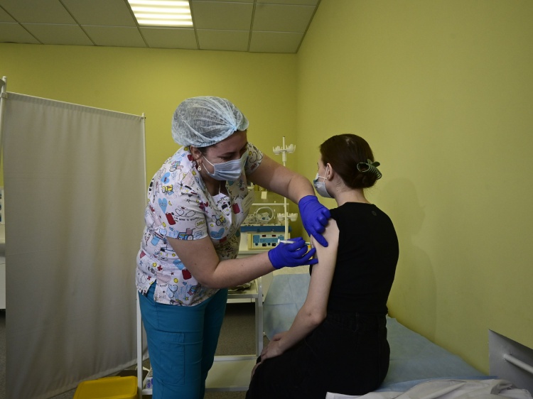 Волгоградская область пополняет запасы вакцины для подростков