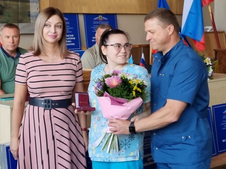 Волгоградских медиков «за благодеяния» наградил глава ЛНР