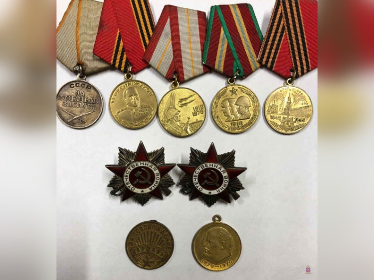 Волжанин продавал медали отца-ветерана через интернет