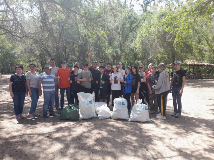 Волжские школьники помогли расчистить берег Цимлянского водохранилища