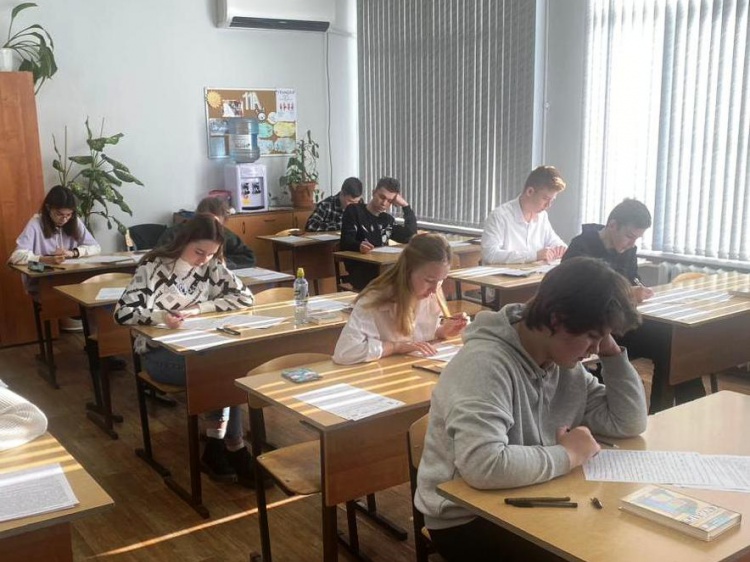 Выпускники Волгоградской области чаще всего рассуждали о счастье 3.214.216.26 