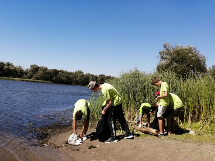 Юные волжане вместе с экологами проверили воду в озере Круглое